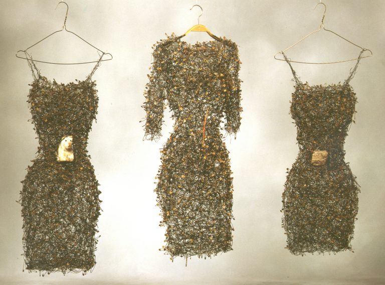 Klänningar av säkerhetsnålar / Safety pin dresses, detail - Artist Stina Opitz
